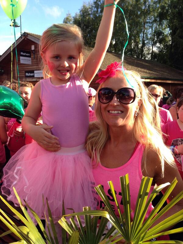 MartineG24's tweet photo. Team Hourglass Race 4 Life @AlltheVs @LisaBails @MachinLorraine @isolajohns @headspace_ @RazzberryCrown http://t.co/lWEm9zutbu