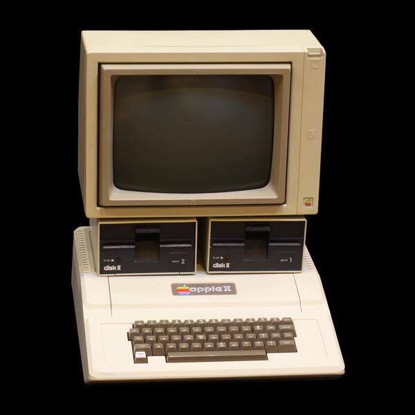 threeDivisions's tweet image. #TodayInComputing 1977 Jun10, USA. The #AppleII goes on sale. The rainbow strip apple logo debuts. JPG:Rama&amp;amp;MuséeBolo