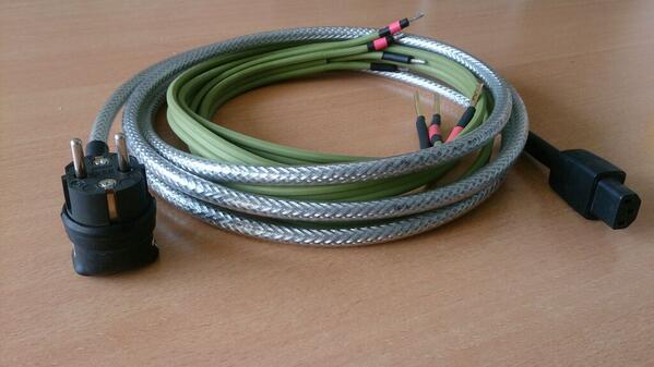 Keizer_Audio's tweet photo. Gotta love these cables #diy #diyaudio #gainclone #chipamp http://t.co/GyWQWdUjC1