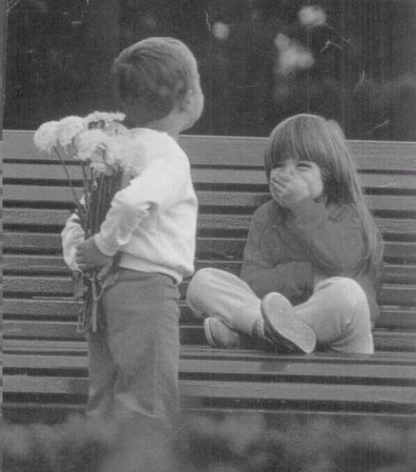 CoinWuTang's tweet photo. Este pequeño tiene una sorpresa para su novia. Foto del recuerdo. http://t.co/Bm0sDqS80N