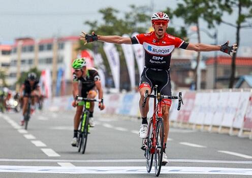 ELPEDALDEFRODO's tweet photo. Victoria para Juanjo Oroz en Korea  http://t.co/FebsYFC2qP http://t.co/ApIYsbRUvm
