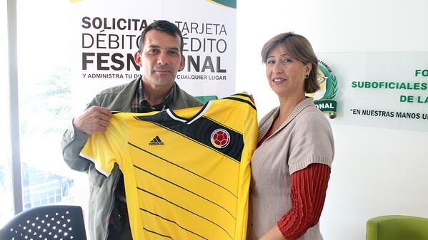 FESNEPONAL's tweet photo. Entrega de la primera camiseta de Nuestra Selección, felicidades al asociado José Ascención Pérez Moncada http://t.co/bRiHehkkpp