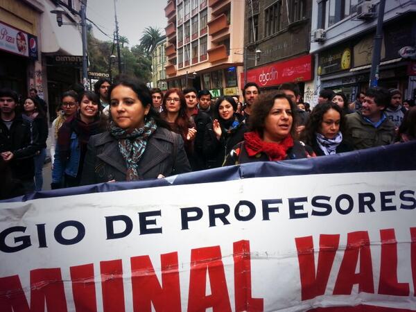 Prensa_Karol's tweet image. Diputadas @Karolcariola y @camila_vallejo marchan junto a estudiantes y profesores por la #Educación #Amimeimporta