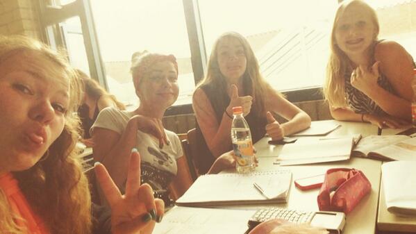 x_Shirleyx's tweet photo. Wij maken van wiskunde een feest @amybuijnsters @xpleunhamers @katrienkus 👌 http://t.co/wv1sux6voc