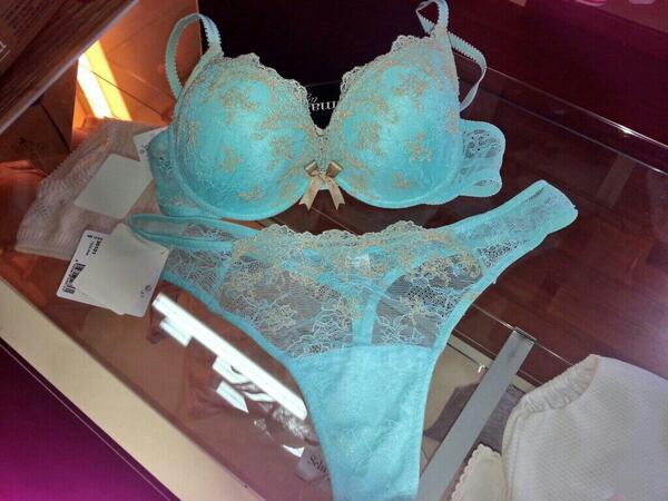 Precioso conjunto turquesa y puedes elegir entre brasileña,culotte o tanga.