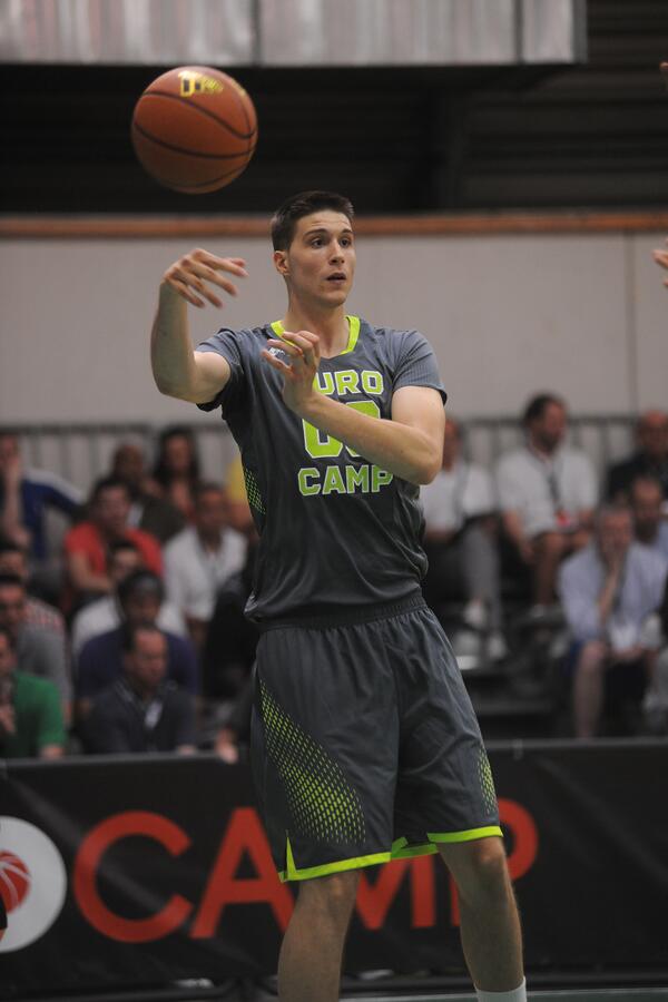 UCAMMurcia's tweet photo. Nuestro pívot @VictorArteaga92 ha maravillado a los asistentes al @adidasEuroCamp http://t.co/Qxy8Q6G2YK http://t.co/2ZZ33FSWLB