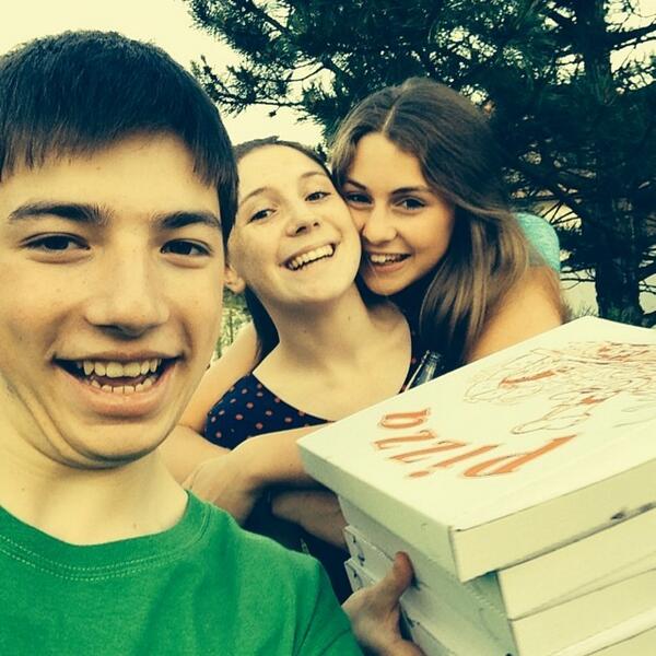 GabySrez's tweet image. #party #bei #phips #pizza #pizzafür2 #lorisonettwennsiepizzariecht #phipshood #loriisstallesalleine #hunger #wild...