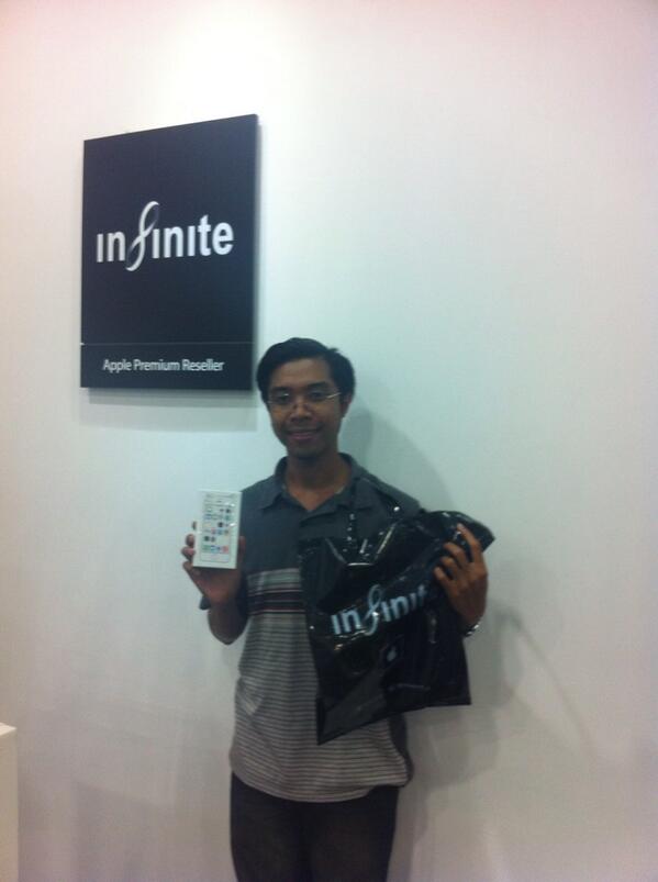 ArimSada's tweet image. Just got my new iDevice. Thank you @InfiniteAPR_id 📱😊 #smileandshare