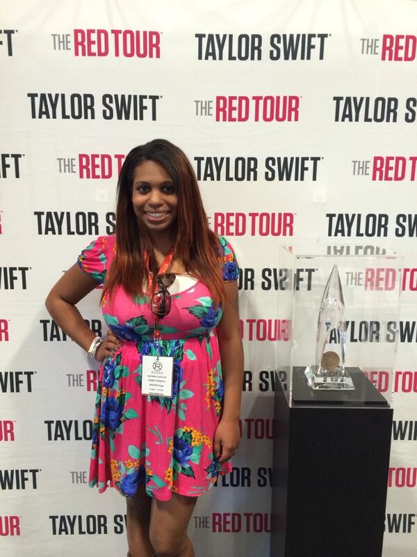 trlysydneyelise's tweet image. Was soooooooo excited! Amazing! @taylornation13 #swiftboothCMA