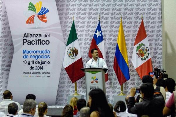 AristotelesSD's tweet photo. En Vallarta inauguramos la #MacrorruedaAP y recibimos a más de 500 empresarios para dialogar de inversión y empleo. http://t.co/ORK85rUrwn