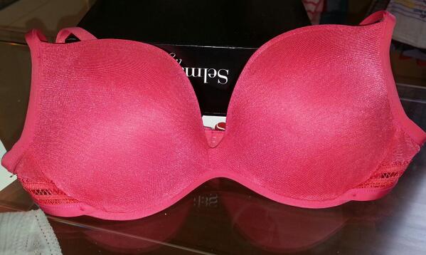 SuperBra doble relleno. SIN ARO, quedan minisimo. 
Disponible en 4 colores, también tenemos las braguitas compañera.