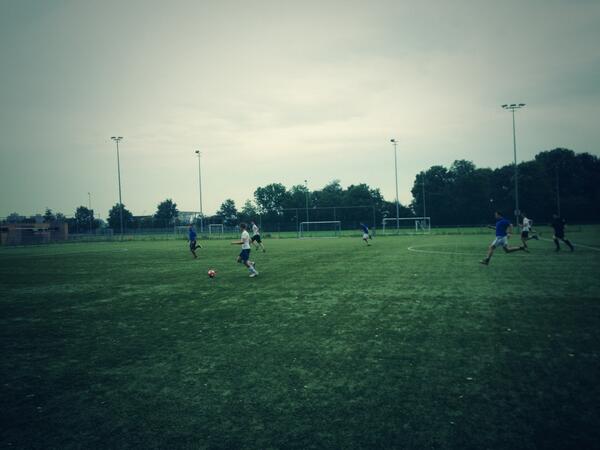 AshramCollege's tweet photo. Jaarlijkse voetbalwedstrijd tussen docententeam en examenleerlingen (5H) is vanmiddag gelijkspel geworden: http://t.co/RzLEj0DXVN