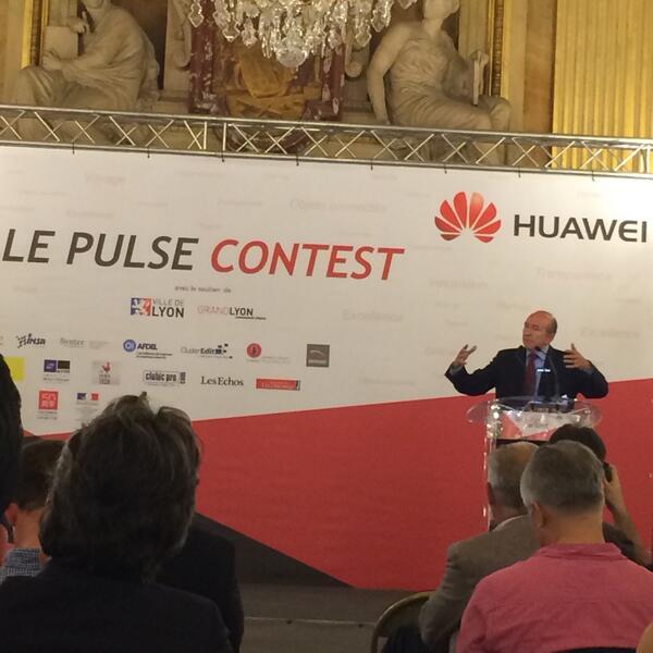 alex_borto's tweet photo. .@gerardcollomb rend hommage à l'innovation à #LePulse cc @lacuisineduweb http://t.co/CCDti9nvIH
