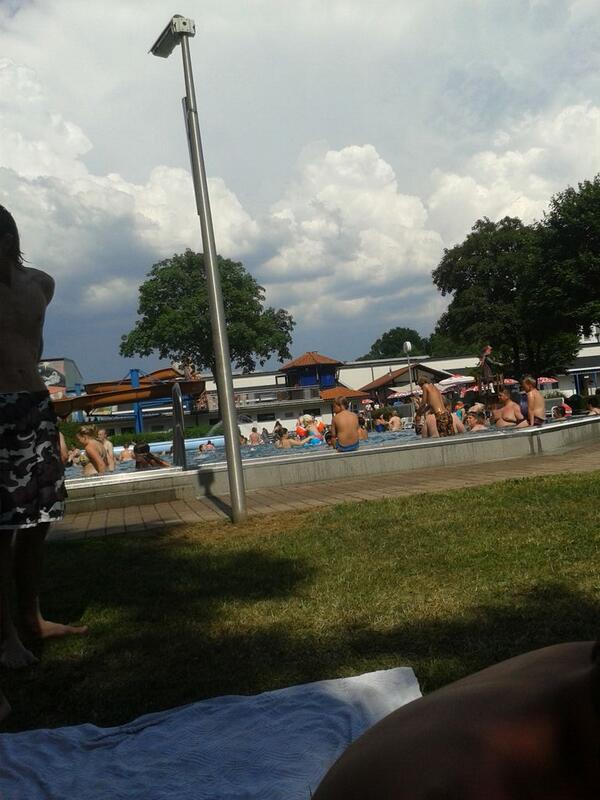 ThomerhakLP1568's tweet photo. Erst mal Schwimmbad like a swimmer http://t.co/FI0VhzfXU8