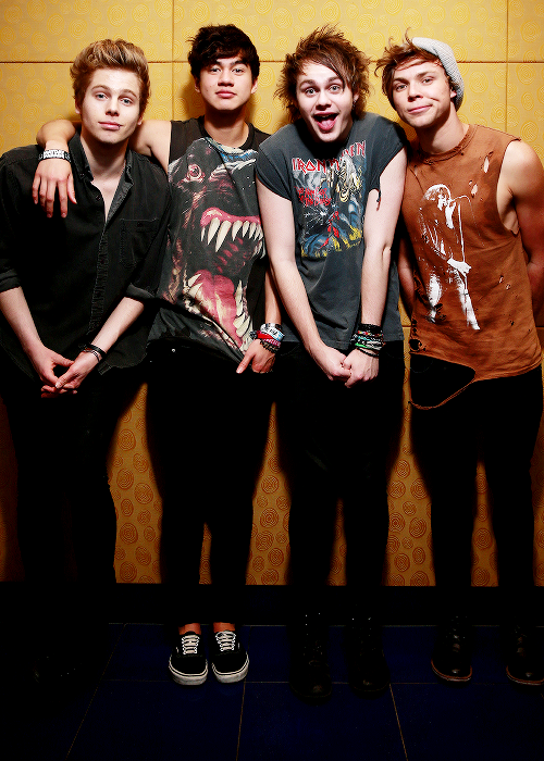 ashtonarctic's tweet photo. ~RT AND FOLLOW ME (IFB) ~ FOLLOW EVERYONE WHO RTS &amp; GAIN SO MANY 5SOS' ACCS #ImTheReal5SOS #ImTheReal5SOSFollowParty http://t.co/ZnKZN1F1Ck