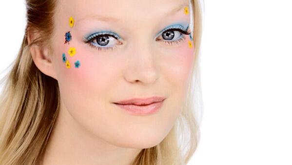 LisaEldridgeFan's tweet photo. @ciatelondon’s flower manicure used in a different way http://t.co/MWvfr8AhJQ http://t.co/Aik794WKCH http://t.co/04rmgDfsZx