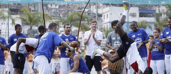 chepibolape's tweet photo. #Inglaterra aprendió a bailar capoeira en una favela al llegar a #Brasil http://t.co/EXTUkcadCg http://t.co/uv61SHwHfU