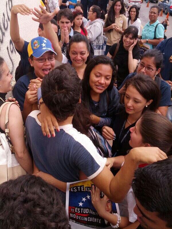 aixavalles's tweet photo. #10J Estudiantes de Barquisimeto liberados bajo régimen de presentación. http://t.co/Oy1Tsw3WJC #MaduroDictadorCobardeYLlorón