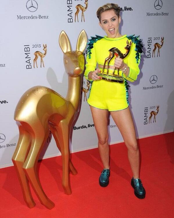 MileyOfficialEU's tweet photo. Queen #MileyForMMVA http://t.co/za2ZwGBQ6O