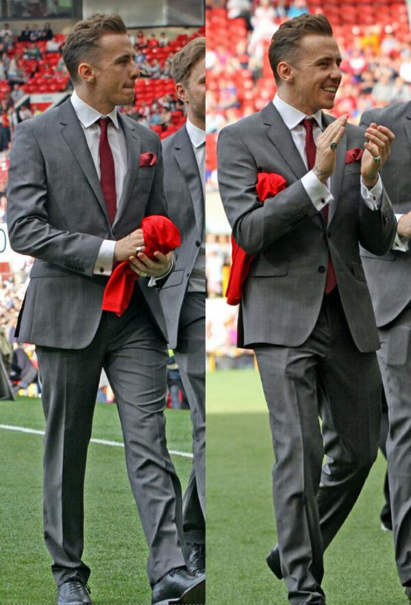 WritingGems's tweet photo. Podéis quedaros con Xabi Alonso, que de Jones ya me encargo yo... http://t.co/VN6wWzgTga