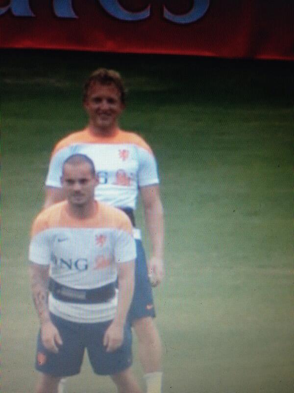 Tijmenl's tweet photo. Kuyt en Sneijder hebben een prima band met elkaar. http://t.co/1fIKv0nScJ