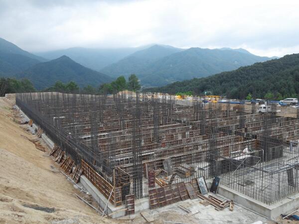 MicrofanHolland's tweet photo. View of basement level construction http://t.co/3oQcXznOvV