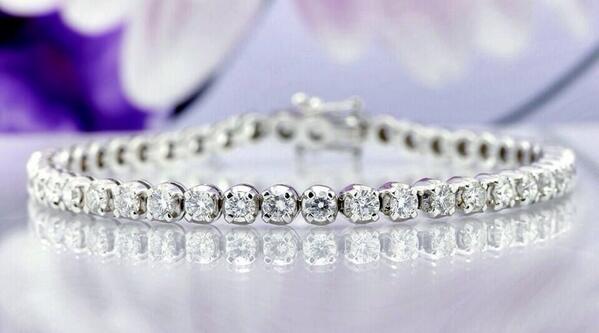 <a href="/Girly_Harry/">Harry</a> for my little pretty pregnant koala {opens the box I've got and shows you the diamond bracelet}