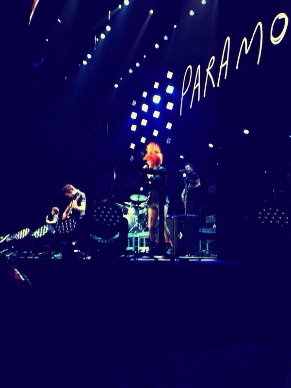 SaraHarriSC's tweet photo. the show of paramore. http://t.co/l5YhOec4zn