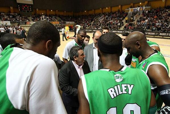 Be_BasketFr's tweet photo. La signature de @rilo_1016 avec la @JSFNanterre en vidéo : http://t.co/m57BBT2TNS (photo : Claire Macel) #ProA http://t.co/OQQqT0orXj