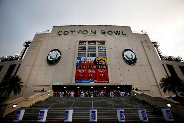 CollegeGameDay's tweet image. The Red River Rivalry will remain at the Texas State Fair through 2025: es.pn/1oaU8ms