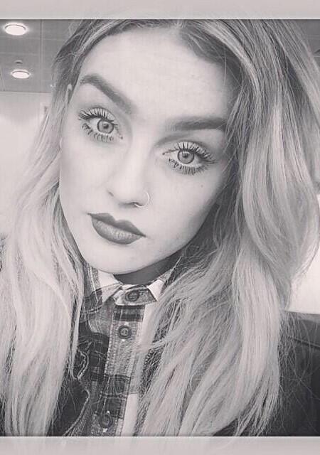LiedePerrie's tweet photo. Selfie ✌️ http://t.co/VZ3FNLKxwQ