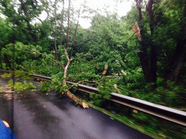 jammin_jamey's tweet photo. @WCL_Shawn @Kentuckyweather @SpencerWeather Storm damage in Minnie, KY Floyd Co. #kywx http://t.co/gCt5BhDN4I