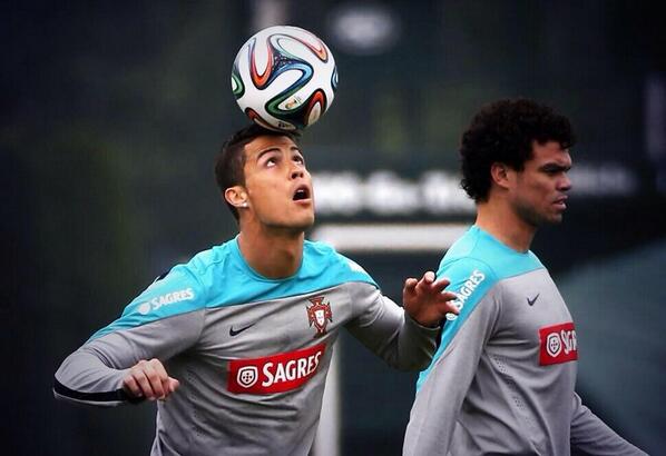Footballogue's tweet image. [#CM2014]: La Fédération portugaise a annoncé que Cristiano Ronaldo était désormais apte à jouer !