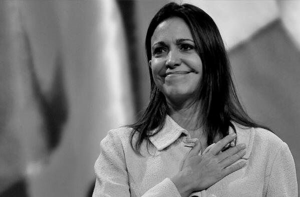 Jairo4valbuena's tweet photo. Aquí está el video de la estudiante opositora que se siente estafada por María Corina http://t.co/ykEXNVpld3  http://t.co/0oNC6HoWfb °
