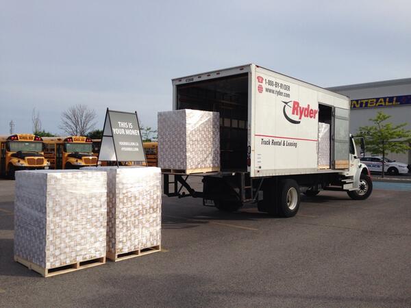 Your_Billion's tweet photo. Setup demonstration at Wynne stop in Pickering. Wynne needs to see her waste Thx @paigemacp Sun News for stopping by http://t.co/PPcEyVPZFs