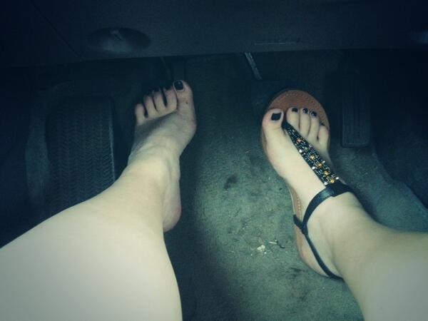 eeeccentric's tweet photo. That's right, I am driving home like this because my new sandals just broke in the rain. #idrivestick #barefootclutch http://t.co/MB2lLgbXkE