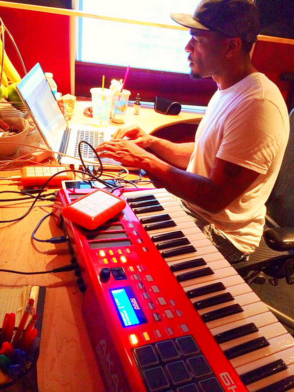 FrankKnuckles's tweet photo. studio vibin wit my OG @AndreDreHarris #Philly2LA http://t.co/tYBkGADReW