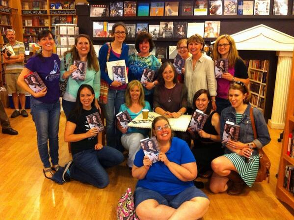 alishaKlapheke's tweet image. #TheStepsistersTale launch at @ParnassusBooks1 blended champagne, friends, and the awesome @writingtracy. #writerfun