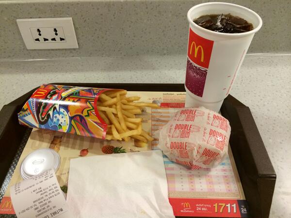 FuzzBit_'s tweet image. ただいまタイにてこんなとんでもないコーラと格闘している