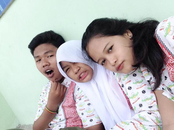ELSONEfams's tweet photo. @ghinagharliza @dyahprtwi @adearyandu http://t.co/lRlTkPZ8qi