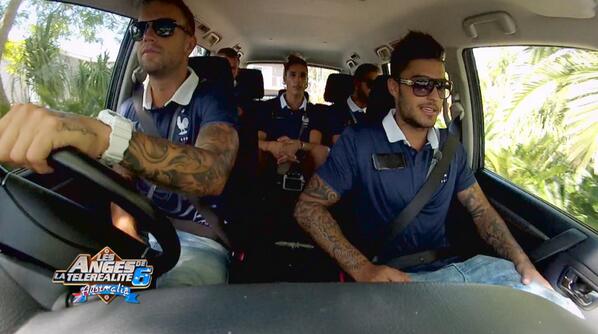 LesAngesTV's tweet image. Et oui, même en Australie #LesAnges6 n'oublient pas de supporter l'équipe de France !!!