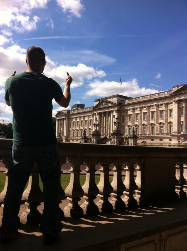 JamesEnnis3's tweet image. Hey hey twitterers giving the old royal salute to the queen