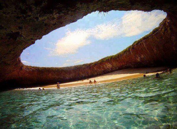sundayfundayz's tweet image. Hidden Beach in Mexico