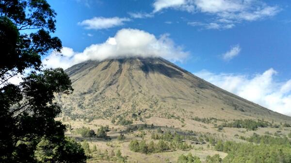 LiburanLokal's tweet photo. Mount Inerie, Flores #NTT http://t.co/3Cem5Fvu2v via @ghanidepp