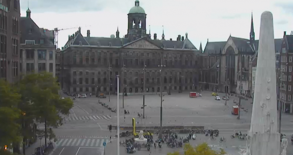 JOR_ID's tweet photo. Vreemd gezicht, zo'n lege Dam. #Amsterdam #Bijenkorf http://t.co/Jl9DGURKXb