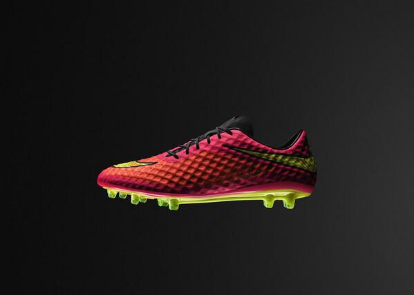 soccerdotcom's tweet photo. If @sneijder101010 scores vs #CHI we'll award a pair of #Hypervenom to one lucky winner! Follow and RT to enter! http://t.co/3bWOT2XAY2