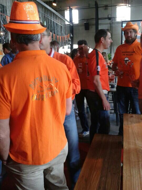 Gezellige drukte bij <a href="/FIFTHNRE/">FIFTHNRE</a> nog 15min voor de aftrap! #nedchi