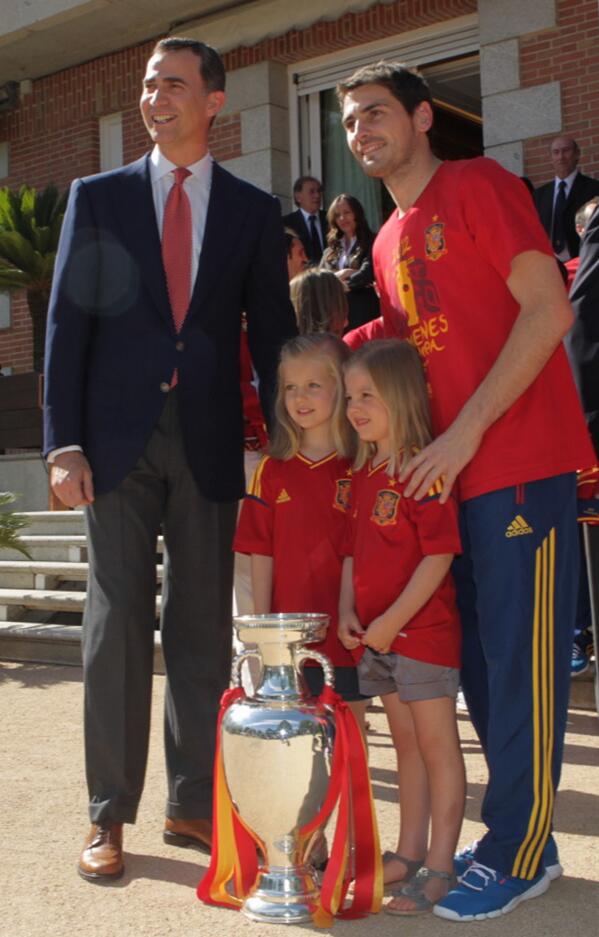 CasaReal's tweet photo. Los Reyes, con la Selección Española @SeFutbol Muchas gracias por estos años de buen fútbol, ilusión y títulos #ESP http://t.co/4sz8LQ2o6j