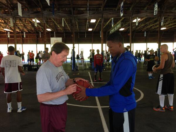 Rychell Janga(Tasis Dorado, Puerto Rico/2016)works on shooting grip w/ @PhilaURams Herb Magee #HGSkills Shooting Camp