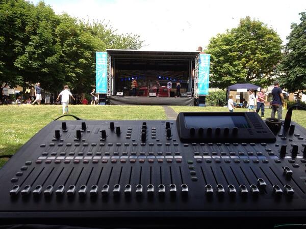 SBStagehire's tweet photo. Lovely community event in Wapping ...... Packed out later with glorious sunshine ....... Bootifull. :-) http://t.co/hET3NkHu5U